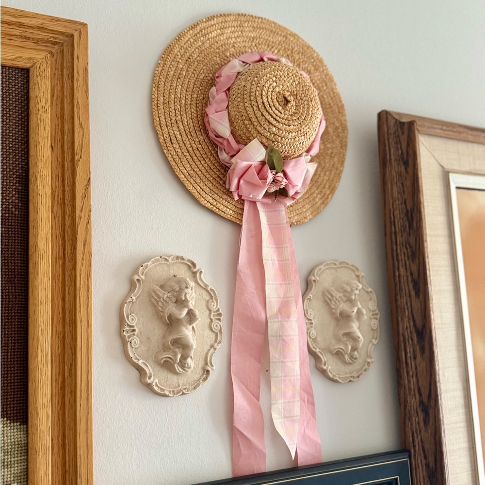 Vintage Handmade Straw Wall Hat with Pink Ribbon & Roses – Cottagecore Decor 🎀👒